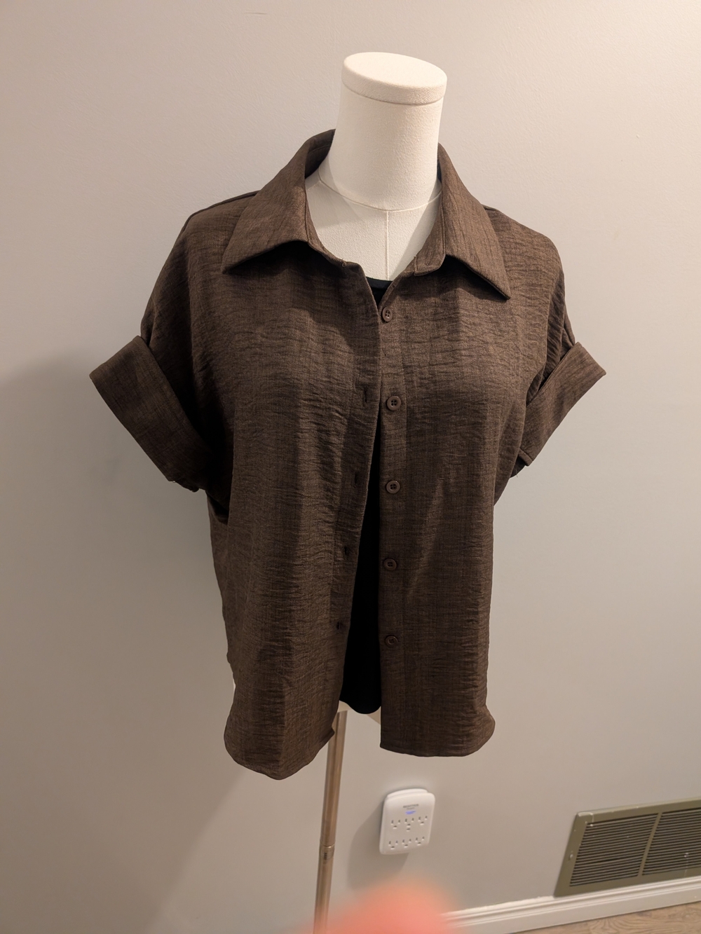 Women's Relaxed Short-Sleeve Button-Down Shirt in Brown